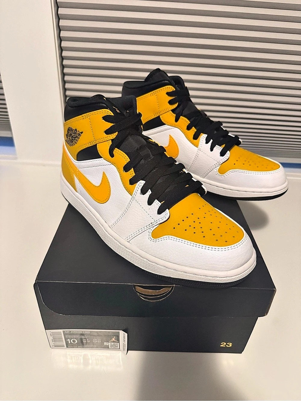 Jordan Air Jordan 1 Mid 'White University Gold Black' White & Yellow Sneakers US